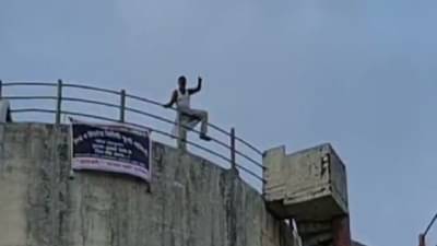 VIDEO | पुणे-नाशिक रेल्वे भूसंपादनाला शेतकऱ्यांचा विरोध, नगरपरिषदेच्या पाण्याच्या टाकीवर शेतकऱ्याचं शोले स्टाईल आंदोलन