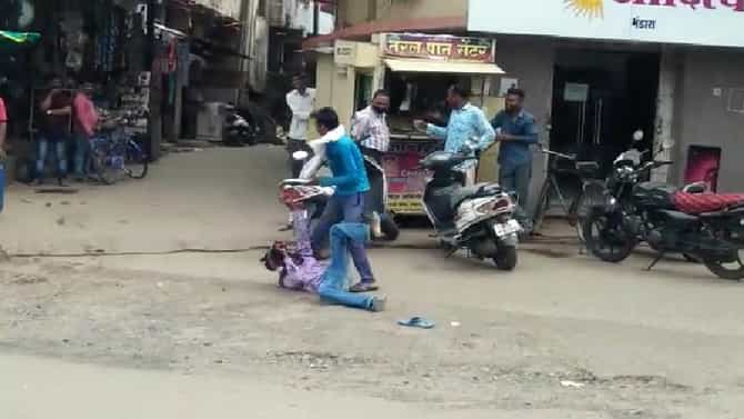 VIDEO | मद्यधुंद तरुणांची फ्री स्टाईल हाणामारी, भंडारा शहरात भरचौकात ढिशूम-ढिशूम