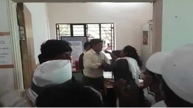 VIDEO | रेशन कार्डवरुन वाद, नायब तहसीलदारांना महिलेची कार्यालयातच मारहाण