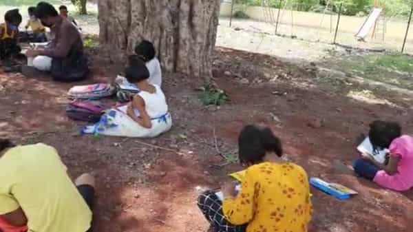 कोरोना विषाणूच्या प्रादुर्भावामुळे सध्या शाळा बंद आहेत. मात्र सोलापूर जिल्हा परिषद शाळेतील एका शिक्षकाने खास बच्चे कंपनीसाठी पारावरची शाळा भरवली आहे.