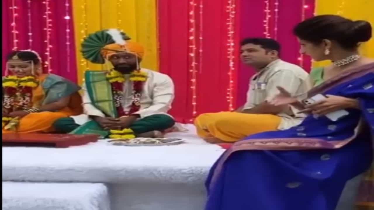 Video | भर मंडपात एकमेकांना इशारे, नवरदेव-महिलेचा व्हिडीओ व्हायरल