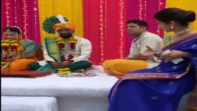 Video | भर मंडपात एकमेकांना इशारे, नवरदेव-महिलेचा व्हिडीओ व्हायरल
