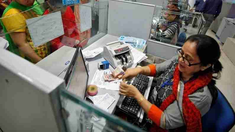 पीएनबी (Punjab National Bank)चे ग्राहक ट्विटरवर या समस्येसंदर्भात बँकेला टॅग करीत आहेत. त्यांच्या तक्रारीवर बँकेकडून तातडीने दखल घेत समस्या जाणून घेत त्या सोडवण्याचे आश्वासन दिले.