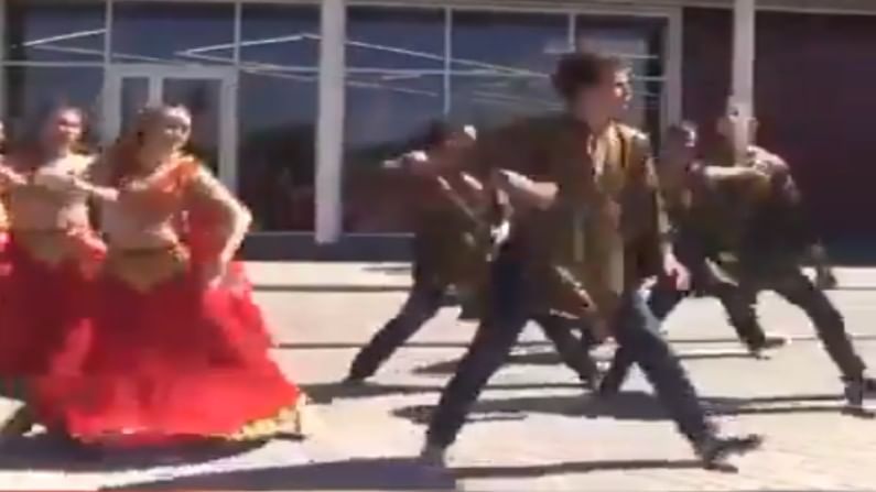 Video | रशियन तरुण-तरुणींचा जबरदस्त भांगडा, धमाकेदार डान्स एकदा पाहाच !