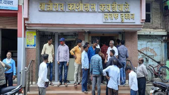 सराफाच्या कानावर बंदूक रोखली, जीवे मारण्याची धमकी देत लाखोंचे दागिने लुटले, जळगावात भर दुपारी थरार