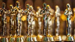 ऑस्कर ट्रॉफीमध्ये कोणाची असते मूर्ती; या ट्रॉफीसाठी कलाकार घेतात प्रचंड मेहनत