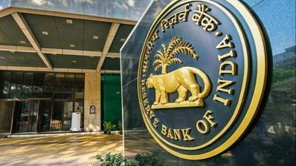 RBI ने SBI ला 1 कोटी, स्टँडर्ड चार्टर्ड बँकेवर 1.95 कोटींचा दंड ठोठावला, जाणून घ्या कारण