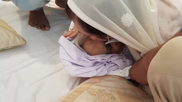 बॉलिवूडचे ज्येष्ठ अभिनेते दिलीप कुमार यांनी काल (7 जुलै) वयाच्या 98व्या वर्षी अखेरचा श्वास घेतला. अभिनेत्याच्या मृत्यूने संपूर्ण मनोरंजन विस्वावर शोककळा पसरली आहे. त्याचवेळी अभिनेत्याची पत्नी सायरा बानोची यांची अवस्था देखील वाईट झाली आहे.