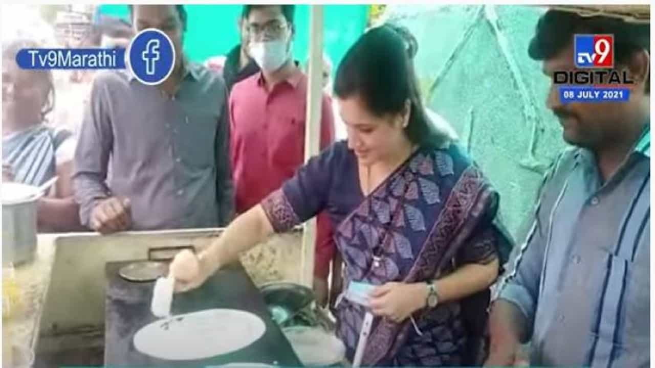 Video : अमरावतीच्या खासदार नवनीत राणा जेव्हा डोसा बनवतात... व्हिडीओ व्हायरल