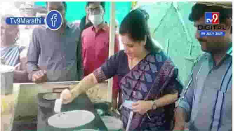 Video : अमरावतीच्या खासदार नवनीत राणा जेव्हा डोसा बनवतात... व्हिडीओ व्हायरल