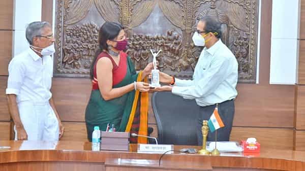 कोरोनामुळे सध्या आजूबाजूला चिंतेचं आणि नैराश्याचं वातावरण पसरलं आहे. आजार, चिंता आणि एकंदरीत भीतीमुळे लोक हसणं विसरून जातात.