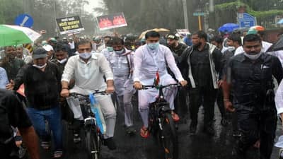 इंधन दरवाढीविरोधात नागपुरात काँग्रेसची भर पावसात रॅली, नाना पटोले, सुनिल केदार यांच्यासह शेकडो लोकप्रतिनिधी, कार्यकर्ते सहभागी