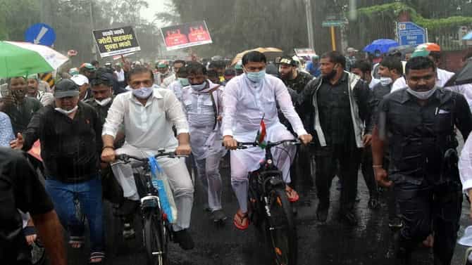 इंधन दरवाढीविरोधात नागपुरात काँग्रेसची भर पावसात रॅली, नाना पटोले, सुनिल केदार यांच्यासह शेकडो लोकप्रतिनिधी, कार्यकर्ते सहभागी
