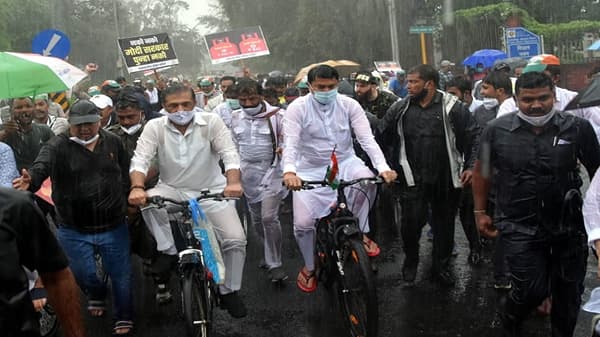 इंधन दरवाढीविरोधात नागपुरात काँग्रेसची भर पावसात रॅली, नाना पटोले, सुनिल केदार यांच्यासह शेकडो लोकप्रतिनिधी, कार्यकर्ते सहभागी