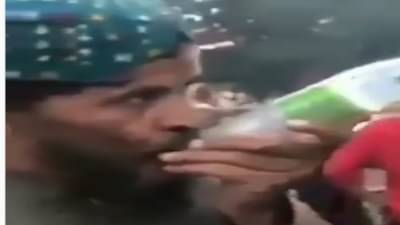 Video | वडील म्हणाले आजपासून सिगारेट ओढणे बंद, पोराने लावलं भलतंच डोकं, पाहा नेमकं काय केलं ?