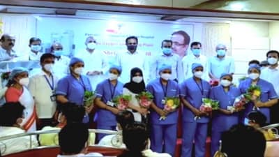 तुम्ही लोकांसाठी अहोरात्र झटताय असे म्हणत सभागृहाच्या कोपर्‍यात उभ्या असलेल्या परिचारिकांचा जयंत पाटलांकडून सत्कार