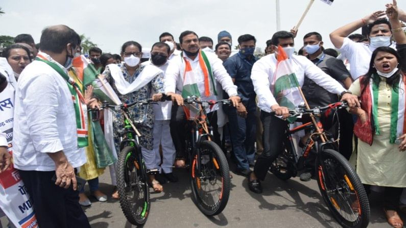 महागाई, इंधन दरवाढीविरोधात काँग्रेस आक्रमक, कार्यकर्त्यांसह वर्षा गायकवाडांची नवी मुंबईत सायकल रॅली