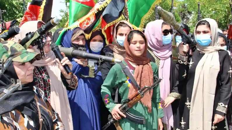 अफगाणिस्तानमध्ये शेकडो महिला बंदुका घेऊन रस्त्यावर, कारण काय?
