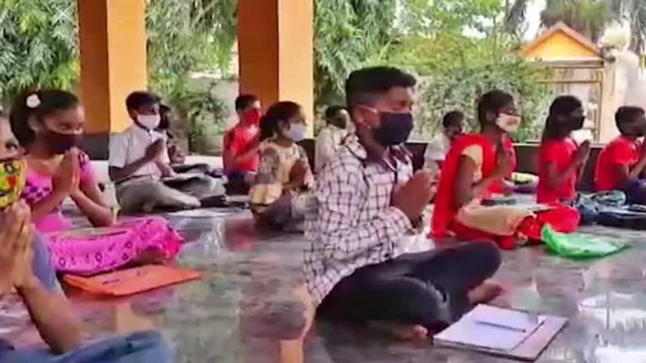 शिक्षणाची वारी, विद्यार्थ्यांच्या दारी, सांगलीत गरीब विद्यार्थ्यांसाठी ऑनलाइन शिक्षणाचा अनोखा प्रयोग