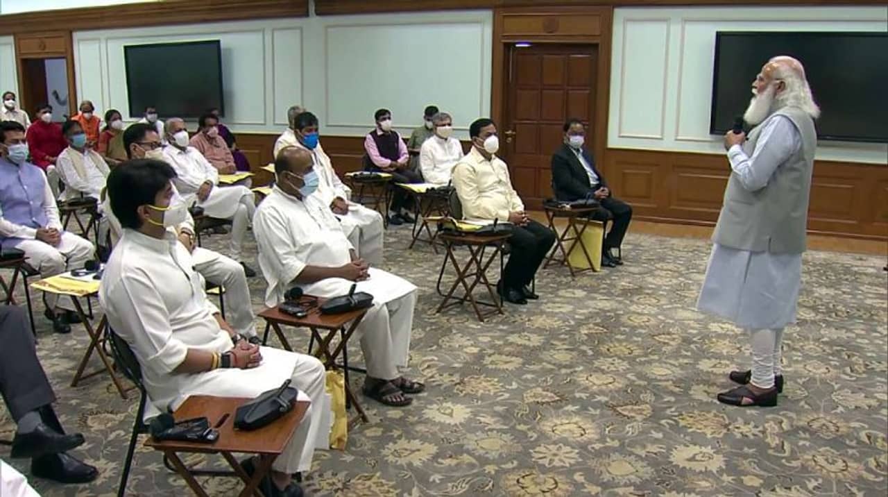 मोदींच्या मंत्रिमंडळातील बरेच सदस्य भाजप आणि संघाचे नसून लाटेबरोबर वाहून आलेले ओंडके, सामनातून टीकेचा बाण