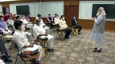 मोदींच्या मंत्रिमंडळातील बरेच सदस्य भाजप आणि संघाचे नसून लाटेबरोबर वाहून आलेले ओंडके, सामनातून टीकेचा बाण