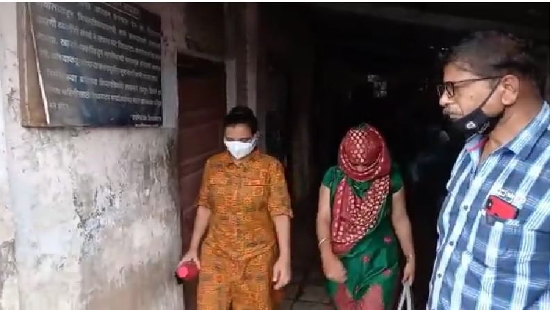 अंबरनाथमध्ये रेशनिंग विभागाचे दोन क्लार्क एसीबीच्या जाळ्यात, दीड हजारांची लाच घेताना रंगेहाथ अंबरनाथमध्ये रेशनिंग विभागाचे दोन क्लार्क एसीबीच्या जाळ्यात, दीड हजारांची लाच घेताना रंगेहाथ