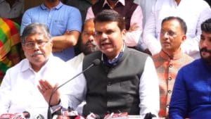 पुणे मेट्रोवरुन राष्ट्रवादी-फडणवीस आमने सामने, मोदींच्या नावानं कुरघोडी?