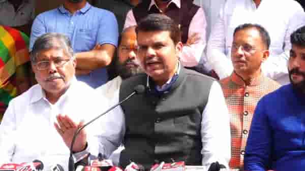 पुणे मेट्रोवरुन राष्ट्रवादी-फडणवीस आमने सामने, मोदींच्या नावानं कुरघोडी?