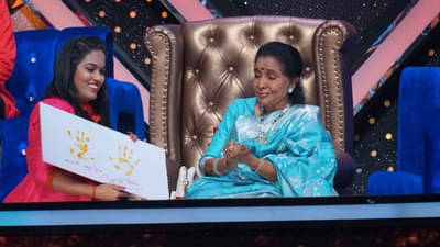 Indian Idol 12 | इंडियन आयडॉल 12च्या मंचावर आशा भोसलेंची हजेरी, सायली कांबळेने घेतले आपल्या दैवताच्या हातांचे ठसे!