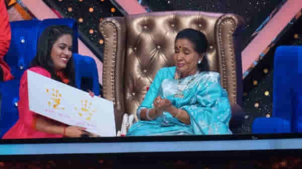 Indian Idol 12 | इंडियन आयडॉल 12च्या मंचावर आशा भोसलेंची हजेरी, सायली कांबळेने घेतले आपल्या दैवताच्या हातांचे ठसे!