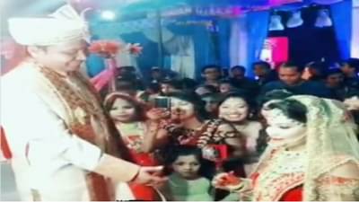 VIDEO : नवरदेवाने हात पुढे केला, भर मंडपात नवरीने जे केलं ते लोक बघतच राहिले