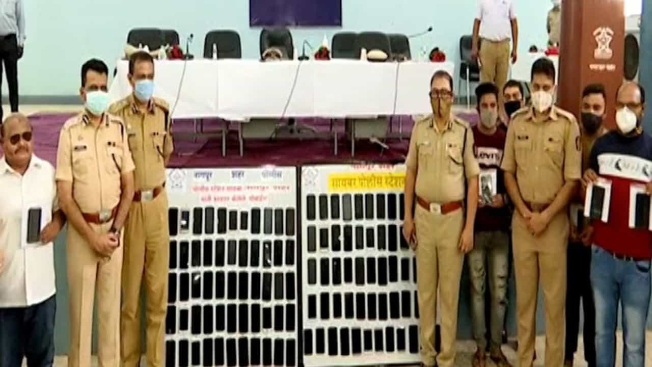 नागपूर पोलिसांना कडक सॅल्यूट, चोरीला गेलेले 116 मोबाईल केले परत नागपूर पोलिसांना कडक सॅल्यूट, चोरीला गेलेले 116 मोबाईल केले परत