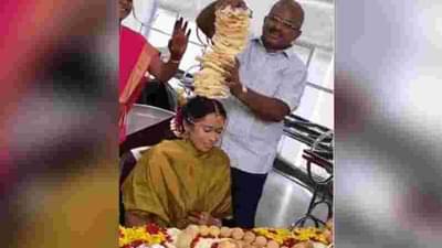 ऐकावे ते नवलच! वधूच्या डोक्यावर तोडले जातात पापड, पहा या अनोख्या विवाह सोहळ्याचा व्हिडिओ