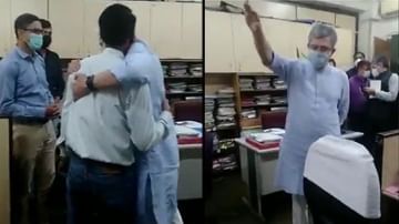 रेल्वेमंत्री अश्विनी वैष्णव कर्मचाऱ्याची गळाभेट घेतात तेव्हा...
