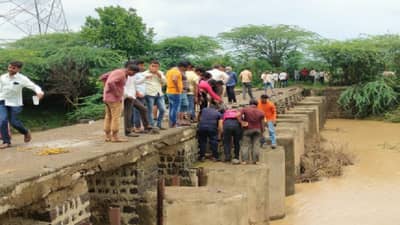 उस्मानाबादमध्ये पावसाचा कहर, पुरात वाहून जाणाऱ्या दोघांना वाचवण्यात यश, दोघांचा शोध सुरु