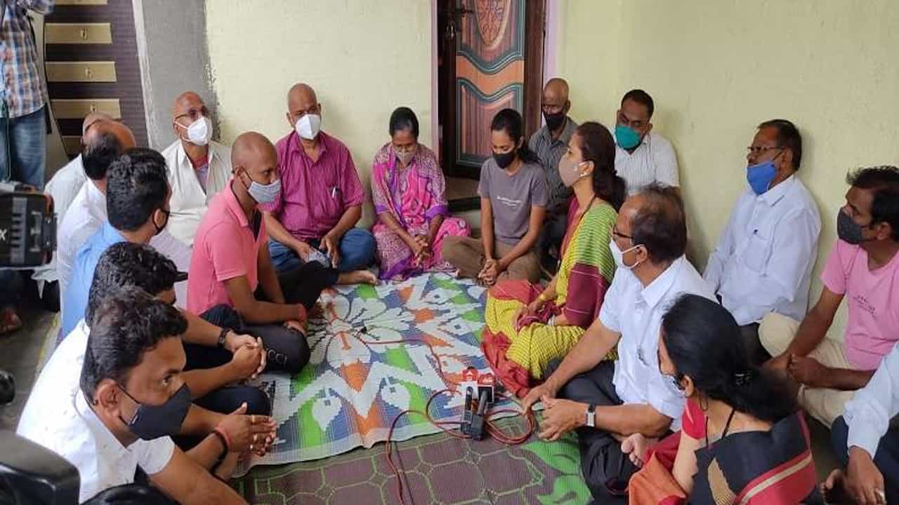 ..तर माझा मुलगा वाचला असता, स्वप्नीलची आई भावूक; विद्यार्थ्यांनी वेगळा विचार करु नये, सुप्रिया सुळेंचं आवाहन