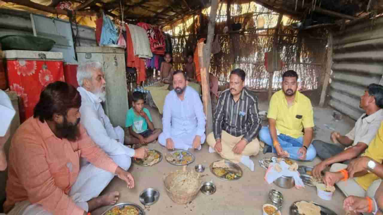 महाराष्ट्राचे कृषीमंत्री जेव्हा आदिवासी झोपडीत जाऊन खान्देशी भाकरीचा आस्वाद घेतात, पाहाणाऱ्यांचे डोळे पाणावले