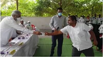 कृषी मंत्र्यांची समयसूचकता, मास्क नसलेल्या शेतकऱ्याला स्वत:जवळचा रुमाल दिला, मास्क म्हणून वापरण्याचा सल्ला