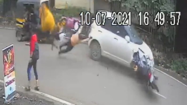 VIDEO : भयानक अपघात ! एकाच रस्त्यावर दोन्ही बाजूने वाहतूक, भरधाव बाईकची कारला धडक, घटना सीसीटीव्हीत कैद