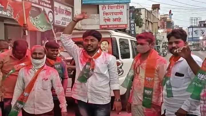 बीडमध्ये एकीकडे मुंडे समर्थकांचे राजीनामे, तर दुसरीकडे राणे समर्थकांचा जल्लोष बीडमध्ये एकीकडे मुंडे समर्थकांचे राजीनामे, तर दुसरीकडे राणे समर्थकांचा जल्लोष