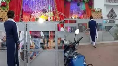 VIDEO | अच्छा सिला दिया तूने मेरे प्यार का, गर्लफ्रेंडला न सांगता गुपचूप लग्न, बाबू-शोना करत तरुणीचा थेट लग्नाच्या मंडपाबाहेरच राडा