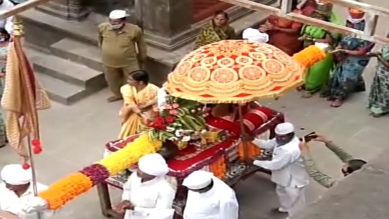 यावेळी वारकऱ्यांनी आणि अश्व यांज संत तुकाराम महाराजांच्या पालखीला रिंगण केले होते. 