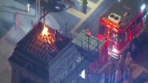 Video | अर्धनग्नावस्थेत चर्चवर चढला, आग लावण्याचा प्रयत्न, नंतर पोलिसांनी काय केलं ? पाहा व्हिडीओ