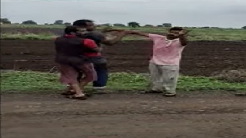 Video | शेतीच्या वादातून तुफान हाणामारी, सैन्यात नोकरीला असलेला तरुण गंभीर जखमी
