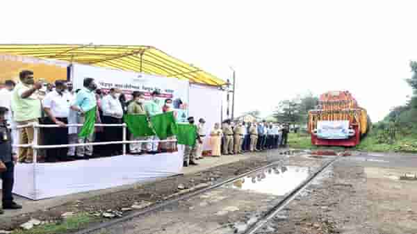 चंद्रपूर वीज केंद्रातील राखेचे रेल्वेद्वारा वहन, उर्जामंत्री राऊतांच्या हस्ते हिरवी झेंडी