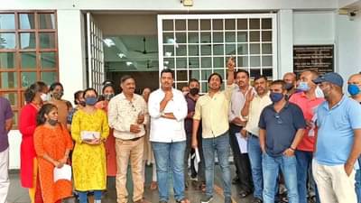 खारघरमध्ये वाढीव फी न भरल्यानं विद्यार्थ्यांना शाळेतून काढलं, पालकांच्या आंदोलनानंतर शाळेची माघार