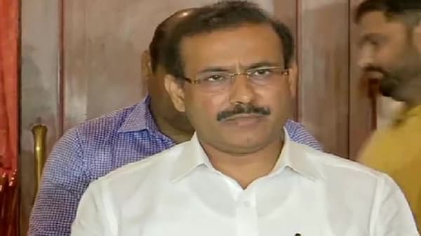 राजेश टोपे कोल्हापुरात, अधिकाऱ्यांच्या आधीच कार्यालयात, नवे जिल्हाधिकारी धावतच बैठकीला हजर