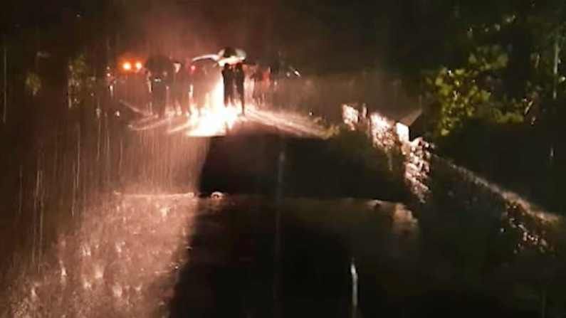 VIDEO: रायगडमध्ये जोरदार पाऊस, पाण्याच्या प्रवाहानं मुरूडचा पूल कोसळला, एकाचा मृत्यू