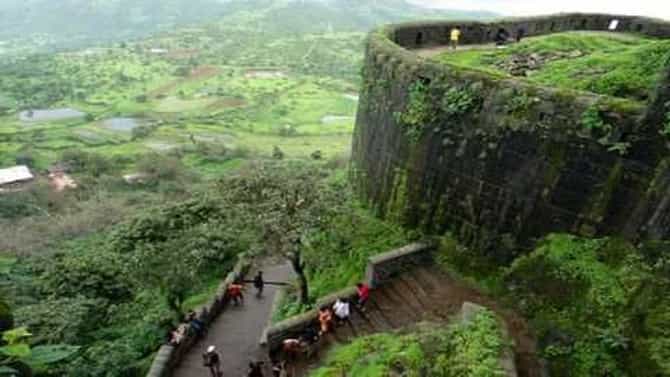 सिंहगडावर गर्दी करणाऱ्या पर्यटकांना पोलिसांचा इंगा; दोन दिवसांत 88500 रुपयांची दंडवसुली