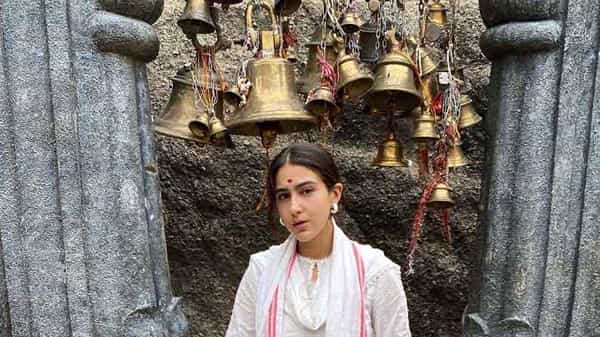 बॉलिवूड अभिनेत्री सारा अली खानने (Sara Ali Khan) आपल्या करिअरची सुरुवात ‘केदारनाथ’ या चित्रपटाद्वारे केली होती. अभिनेत्री दररोज तिच्या चाहत्यांसाठी फोटो इंस्टाग्रामवर शेअर करत असते. अशा परिस्थितीत अभिनेत्रीने अलीकडेच आपले खास फोटो शेअर केले आहेत.